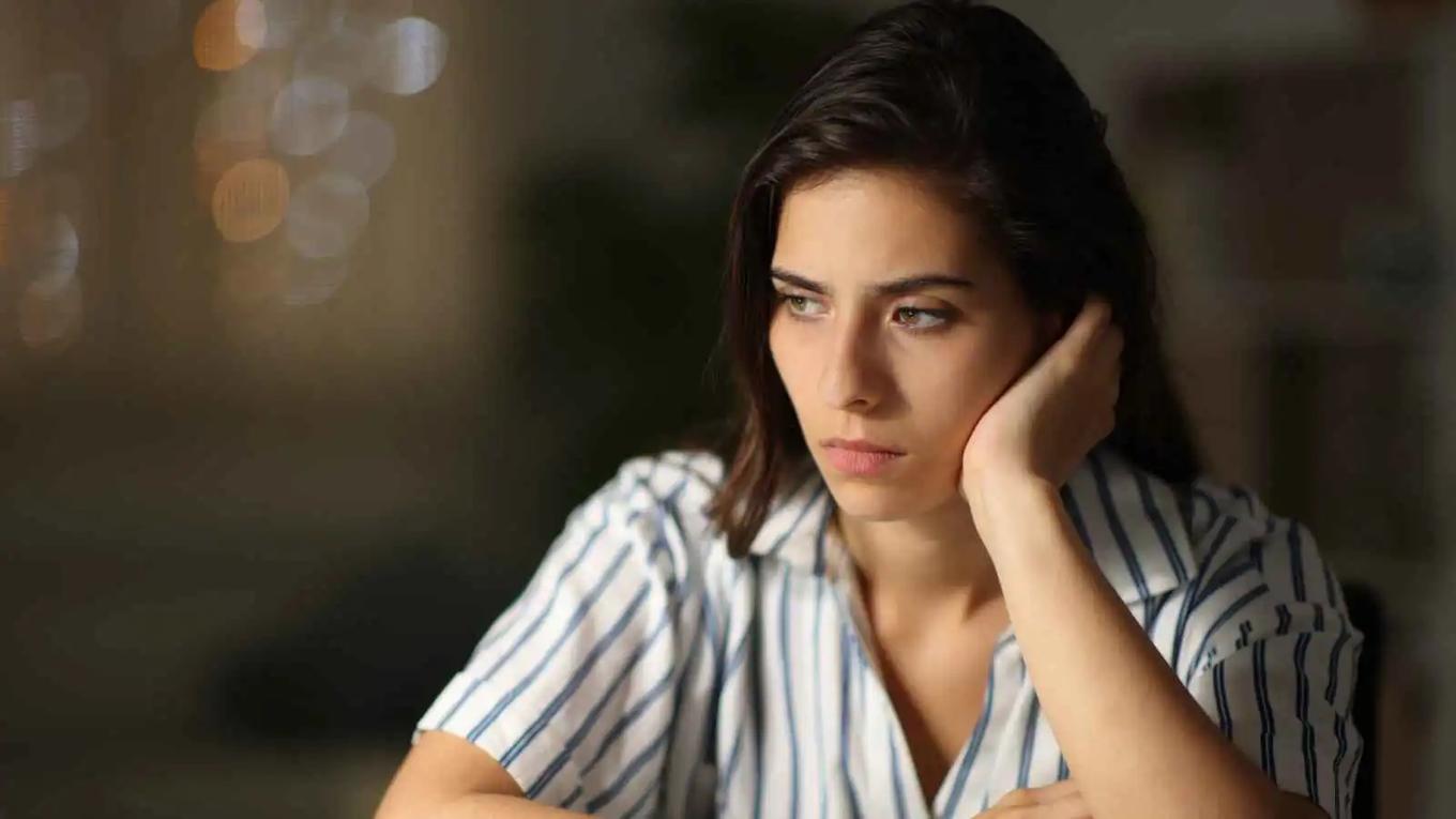 امرأة حزينة