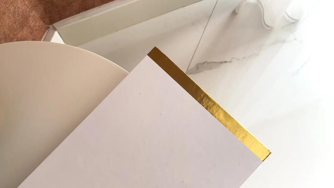 دفتر ملاحظات بحواف مذهبة