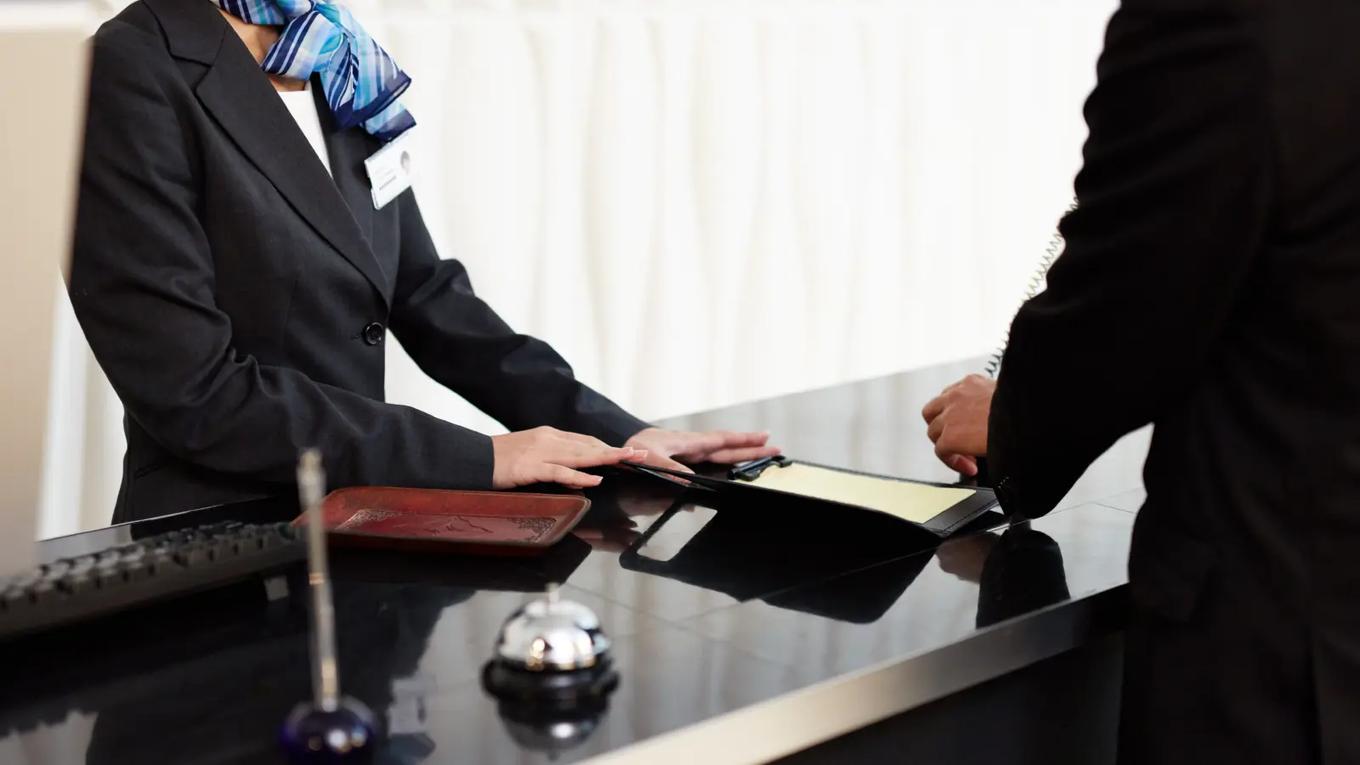 أخطاء يرتكبها الضيوف أثناء إقامتهم بالفنادق