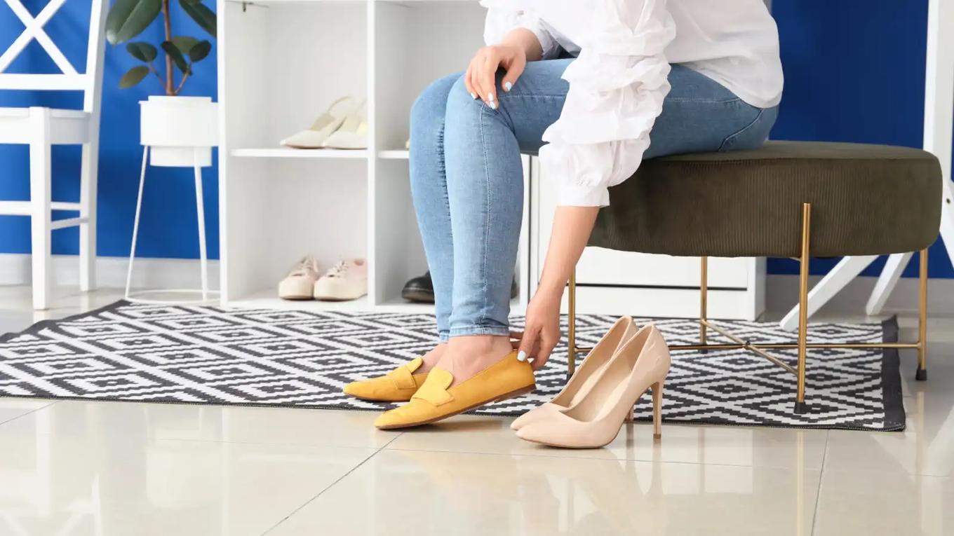 5 أسباب تدفعك لعدم ارتداء الأحذية داخل منزلك أبدا