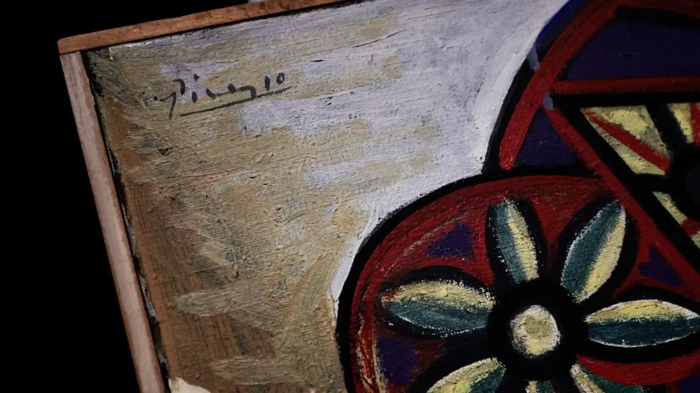 لوحة تمثال نصفي لامرأة بقبّعة مورّدة بريشة بيكاسو - توقيع بيكاسو أعلى اللوحة