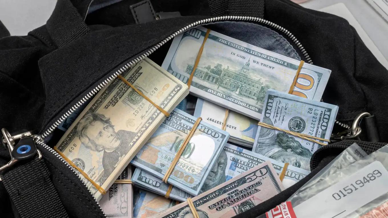 حقيبة مليئة بالأوراق النقدية