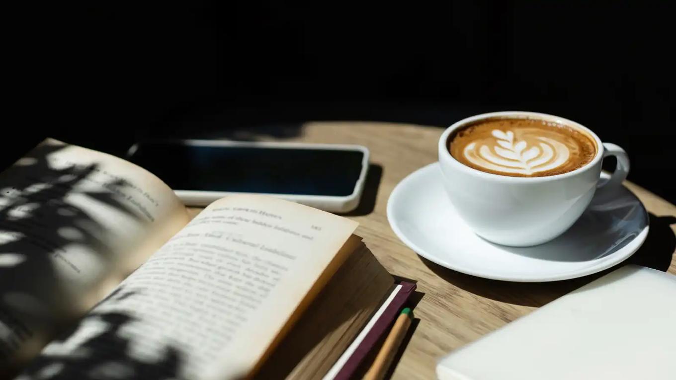 ثقافة المقاهي.. مساحات للهروب أم للتواصل؟ 