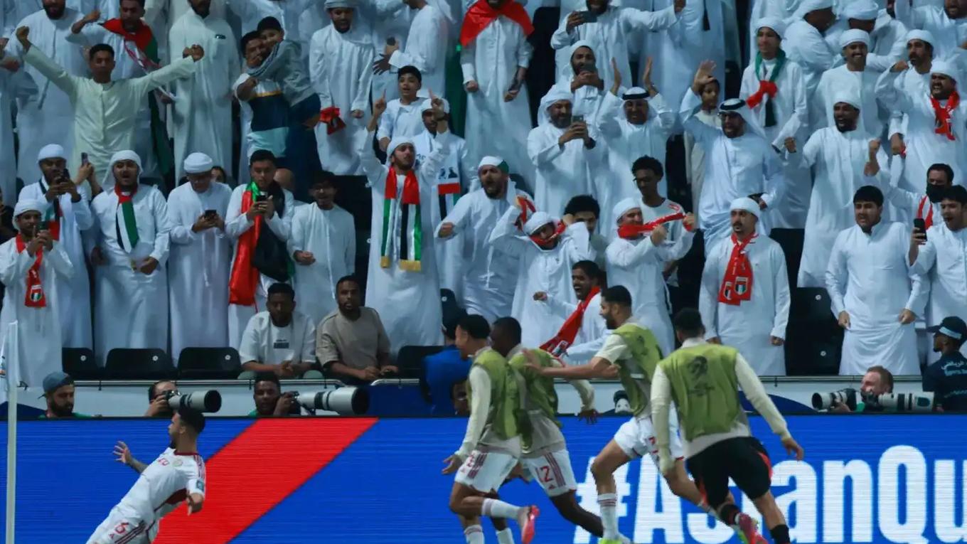 احتفال لاعبي منتخب الإمارات بعد تسجيل الهدف في مرمى منتخب عُمان