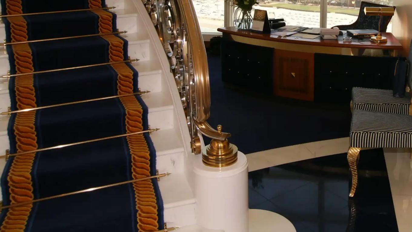 السلالم المبالغ في فخامتها