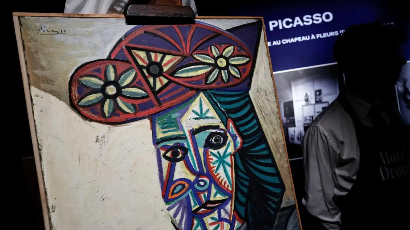 لوحة تمثال نصفي لامرأة بقبّعة مورّدة بريشة بيكاسو في المزاد