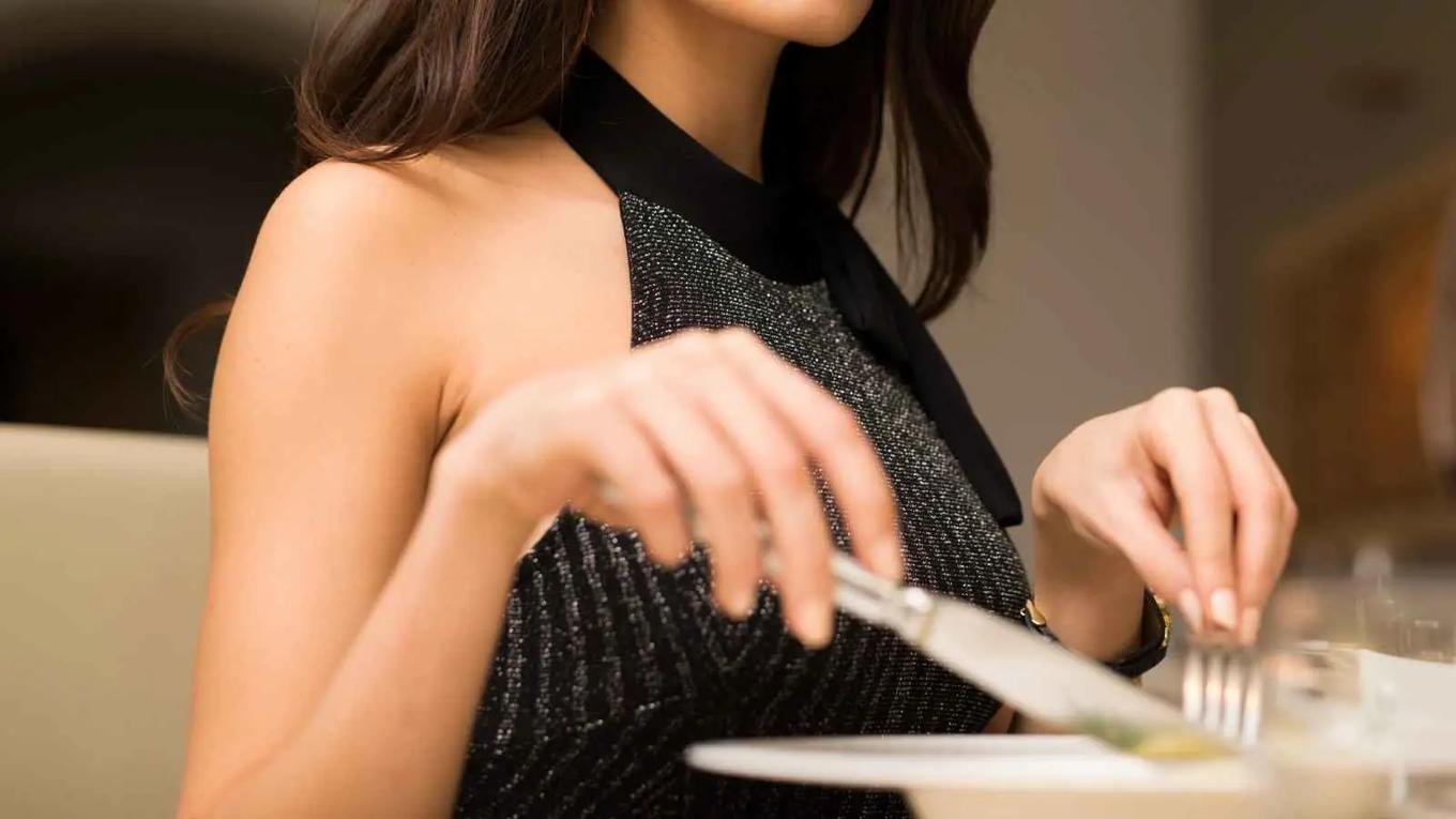 هل تغيرت قواعد آداب الطعام.. وماذا عن جيل Z؟