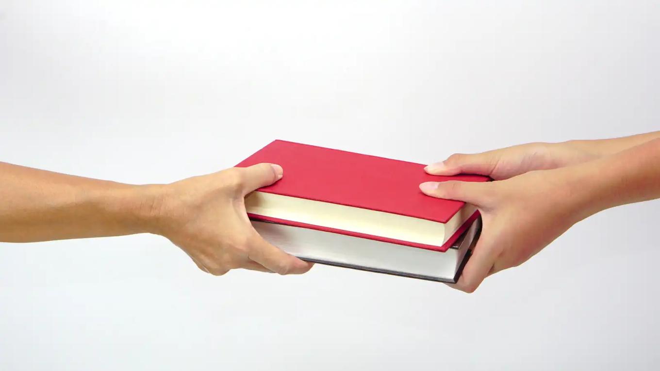 الحلم باستعارة كتاب من صديق.. بحث عن مساعدة