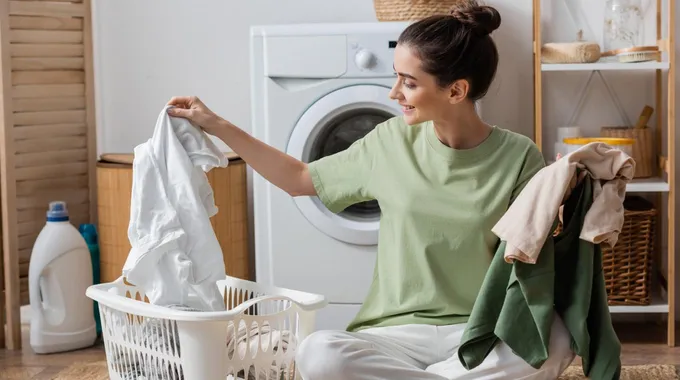 طرق مبتكرة للتخلص من رائحة العفن في الملابس