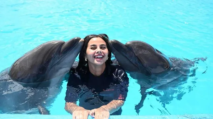 منة عرفة تتألق في الساحل الشمالي