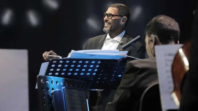 رد هاني فرحات على انتقادات تقبيل يد محمد عبده