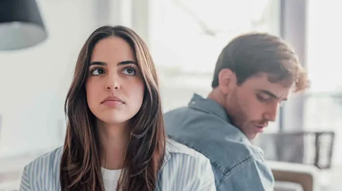 رسائل خفية من زوجك تدل على انسحابه العاطفي