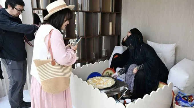 المأكولات الشعبية الإماراتية تجذب الزوار في بكين