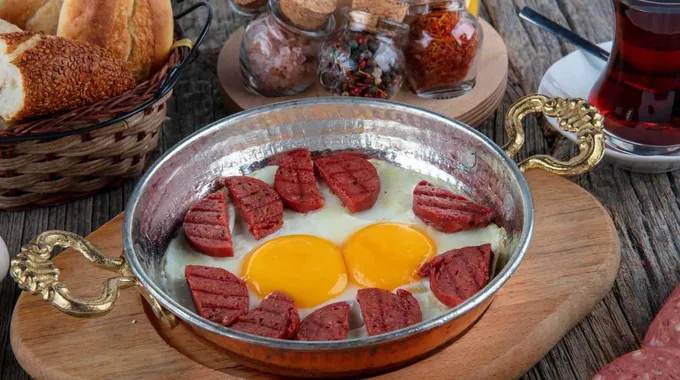 فطور تركي شهي: السجق بالبيض