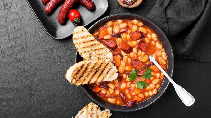 حساء الفاصوليا مع النقانق والخضروات الشهية