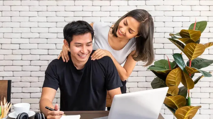 كيف تجعلين شريكك يشعر بالحب والاهتمام