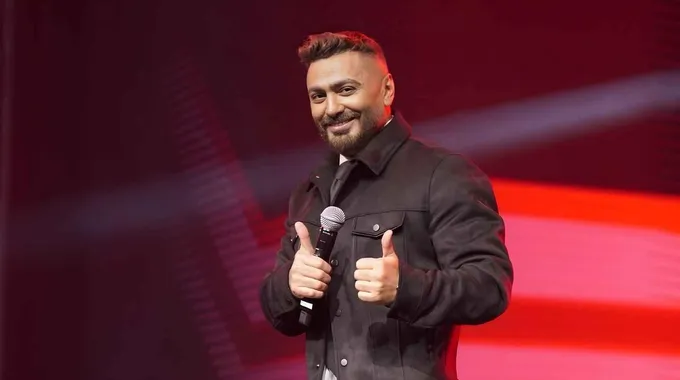 تامر حسني يشعل السوشيال ميديا بحفله الجديد