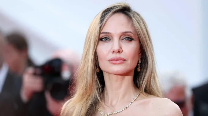أنجلينا جولي تتألق بإطلالة جديدة في لندن