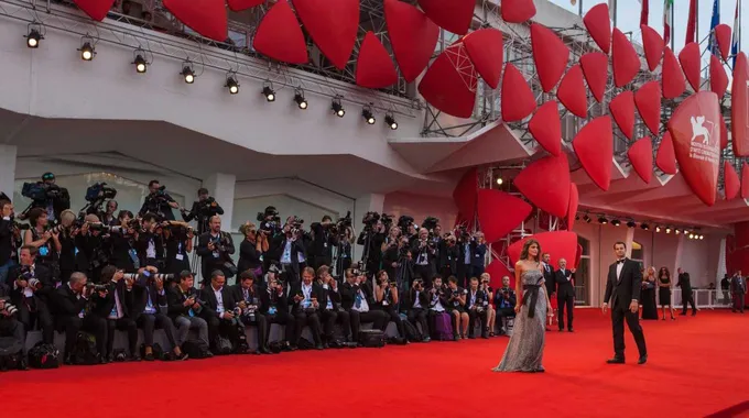 فيلم بين يدي دانتي: عرض أول مدهش في البندقية